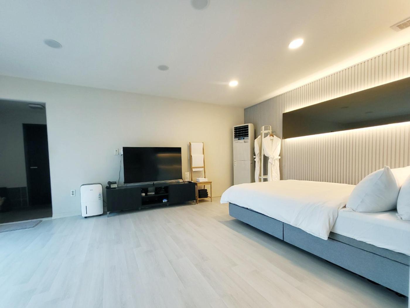 Penatess Pool Villa Chungju Eksteriør billede